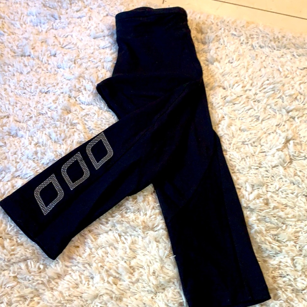 Lorna Jane black cropped leggings